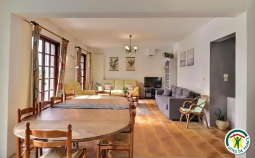 TV a/nebo společenská místnost v ubytování Les deux sources