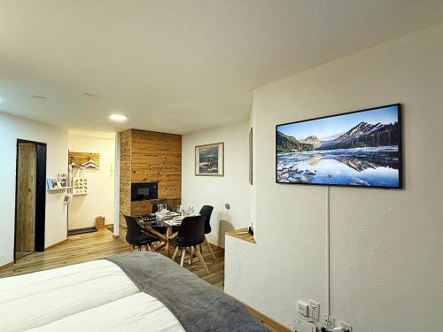 CB102-B - Bijou, Holz, zentral, mit Garage und Pool
