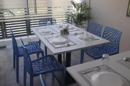 un tavolo e delle sedie con sopra piatti e tovaglioli di Axon Corporate Stays Newtown, Kolkata a kolkata