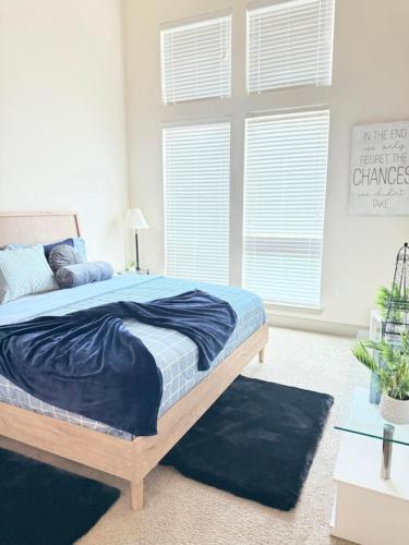 a bedroom with a bed with a blue blanket at Charming 1-bedroom apartment in terrific Frisco next to Toyota Stadium with WiFi & fitness in Frisco