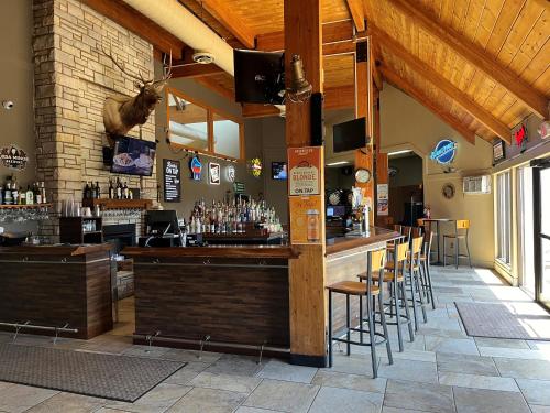 a bar with bar stools in a restaurant at Barkers Island Inn Resort & Conference Center in Superior