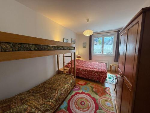 ein Schlafzimmer mit zwei Etagenbetten und einem Fenster in der Unterkunft Charmant 3 pièces au cœur de Villard-de-Lans avec Wi-Fi - FR-1-515-195 in Villard-de-Lans