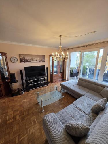 un salon avec un canapé et une télévision dans l'établissement Cozy city apartment Neuwied, à Neuwied