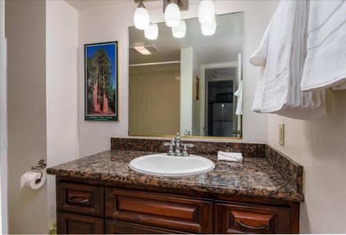 un baño con lavabo y espejo en (A110) Studio Condominiums, en Yosemite West