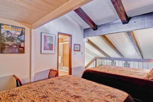 Una cama o camas en una habitación de (A203) Loft Condominiums