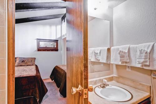 Un baño de (A203) Loft Condominiums