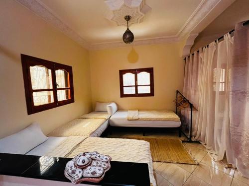 Ένα ή περισσότερα κρεβάτια σε δωμάτιο στο Dar Zina