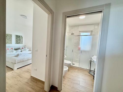 Un dormitorio con una cama y un baño con inodoro. en Suite dei Principi 1, aeroporto e parcheggio gratuito, en Bari