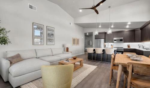 Η κουζίνα ή μικρή κουζίνα στο Modern Getaway with Spacious Living Area