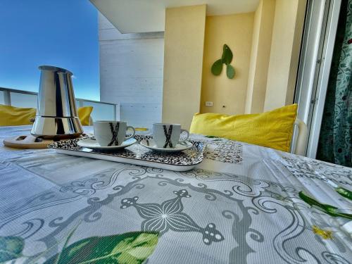 Una mesa con dos tazas de café. en Suite dei Principi 1, aeroporto e parcheggio gratuito, en Bari