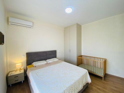 - une chambre avec un grand lit et un lit bébé dans l'établissement Athens Wonderful Garden, 3 Bedrooms and 60sqm Super Terrace, à Athènes
