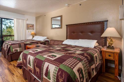 une chambre d'hôtel avec deux lits et une fenêtre dans l'établissement (B109) Studio Condominiums, à Yosemite West