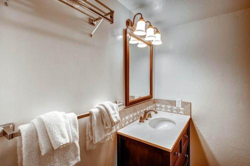 une salle de bain avec un lavabo, un miroir et des serviettes dans l'établissement (B112) Studio Condominiums, à Yosemite West