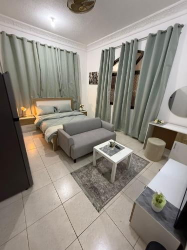 Postel nebo postele na pokoji v ubytování استديو الخالديه