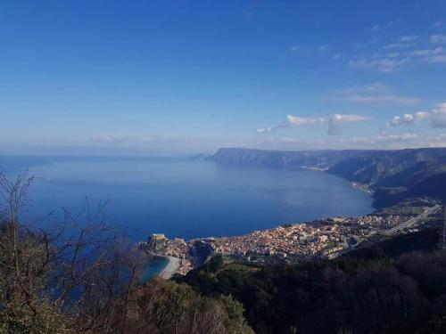 ein Blick auf ein großes Gewässer in der Unterkunft Central Palace in Reggio di Calabria