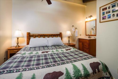 Ένα ή περισσότερα κρεβάτια σε δωμάτιο στο (B208) Loft Condominiums