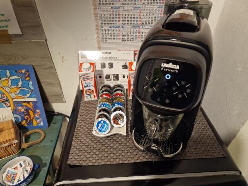 eine Kaffeemaschine auf einer Theke in der Unterkunft B&B La Riva del Po in Turin