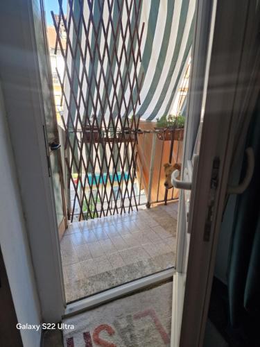 eine offene Tür mit Blick auf einen Balkon in der Unterkunft B&B La Riva del Po in Turin