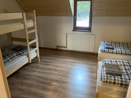 Giường trong phòng chung tại Apartmán Niky u Klínovce