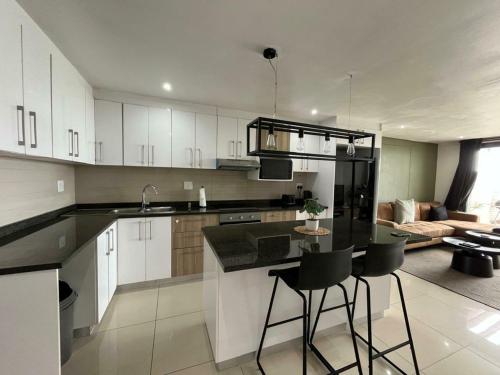 Η κουζίνα ή μικρή κουζίνα στο 1 BDR Apartment La Mercy