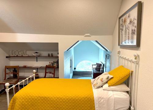 Ένα ή περισσότερα κρεβάτια σε δωμάτιο στο Historic pool home in desirable area near downtown