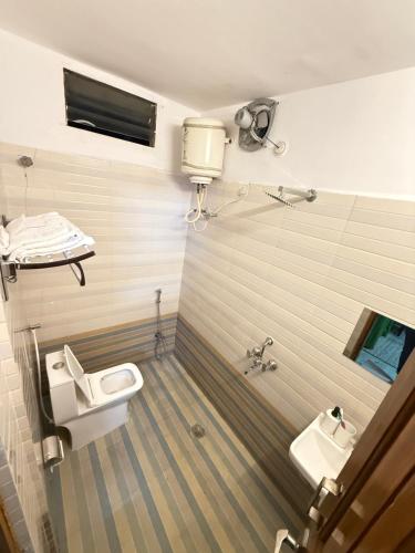 ein Badezimmer mit zwei Waschbecken, einem WC und zwei Waschbecken in der Unterkunft Emaar Homestays in Hyderabad