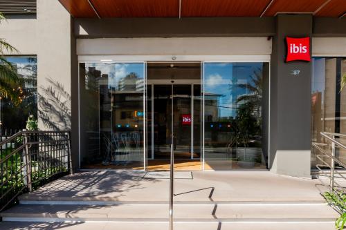 an entrance to a ups store with its revolving doors at ibis Navegantes Itajai in Itajaí