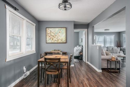 Posezení v ubytování Three Little Birds River House