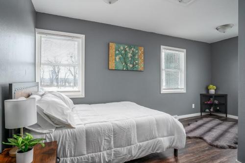 Postel nebo postele na pokoji v ubytování Three Little Birds River House