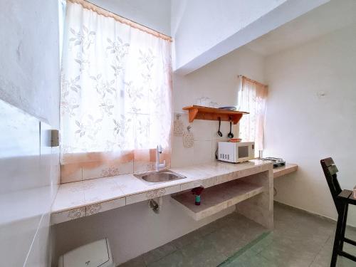 a kitchen with a sink and a window at Casa Jedidian in El Cuyo