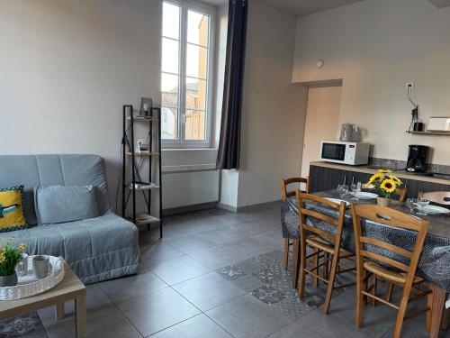 Kuchyň nebo kuchyňský kout v ubytování Les Glaneuses gîte Côté Boulangerie centre-bourg à 3 min du Puy duFou