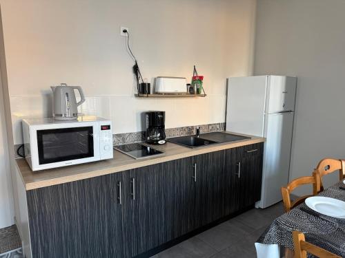 Η κουζίνα ή μικρή κουζίνα στο Les Glaneuses gîte Côté Boulangerie centre-bourg à 3 min du Puy duFou