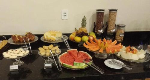 サンルイスにあるBoulevard Park Hotelのさまざまな種類の食べ物が並んだテーブル