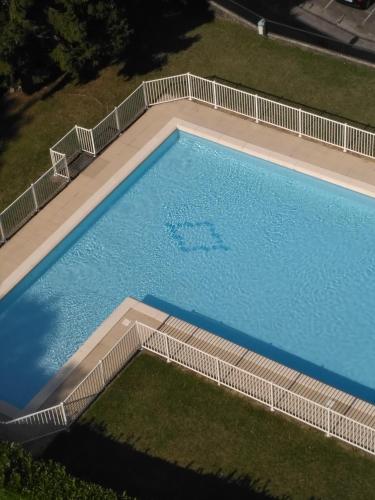 - une vue sur la grande piscine dans l'établissement Le Montcalm, à Aix-les-Bains