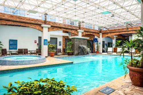 una piscina en un edificio con techo de cristal en Sonesta Hotel Loja, en Loja