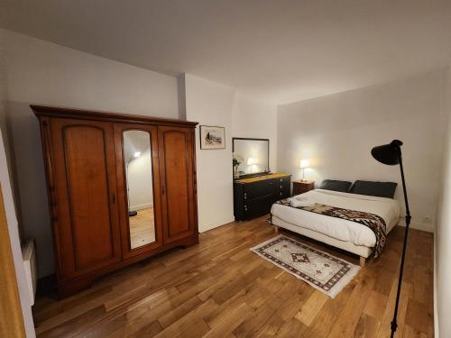 ein Schlafzimmer mit einem Bett und einer Kommode in der Unterkunft Évasion Parisienne exelmans et Tour Eiffel in Paris