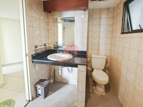Et badeværelse på Cozy 2BR Rasuna Apt Kuningan with Pool Wi-Fi