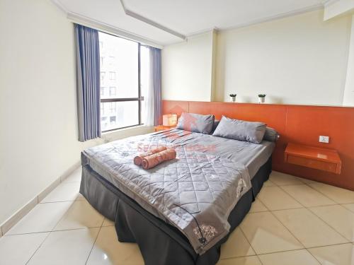 En eller flere senge i et værelse på Cozy 2BR Rasuna Apt Kuningan with Pool Wi-Fi