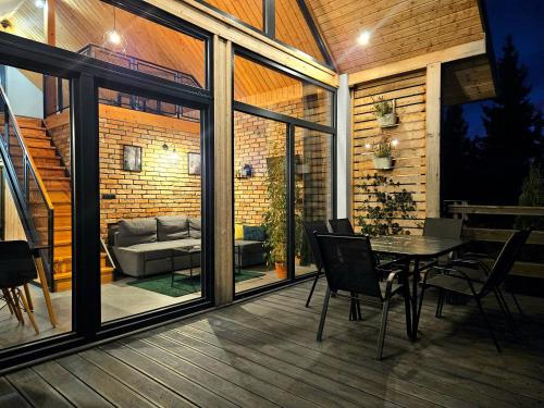 波拉齐克Bieszczadzka Pauza的露台上有一张桌子和几把椅子