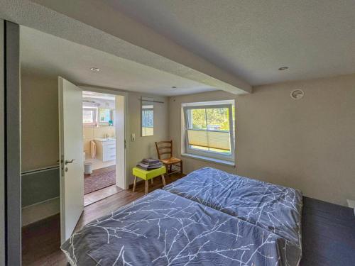 une chambre avec un lit avec une couette bleue dans l'établissement Am Arnsberg, à Unterschönau