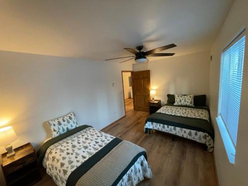 una camera da letto con due letti e un ventilatore a soffitto di Northern Lights Getaway! a North Pole