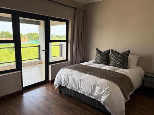 Postel nebo postele na pokoji v ubytování Fairway Escape