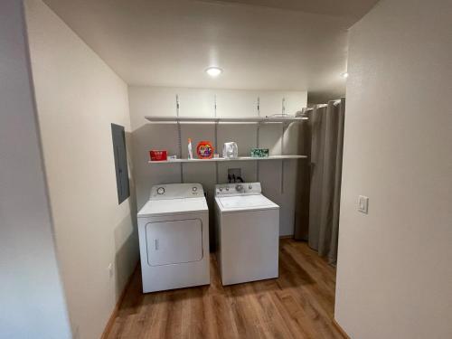 una piccola lavanderia con lavatrice e asciugatrice di Northern Lights Getaway! a North Pole