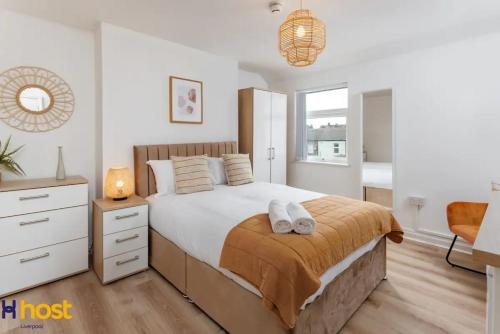 a bedroom with a bed with two towels on it at The residency rooms walton in Walton on the Hill