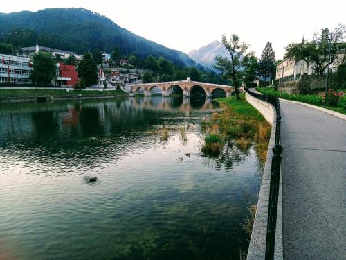un puente sobre un río al lado de una carretera en little room, en Konjic