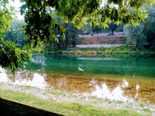 un estanque con un pájaro en el agua en little room, en Konjic