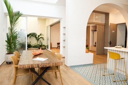 una sala da pranzo e una cucina con tavolo e sedie di Casa del Viento 102 a Cali