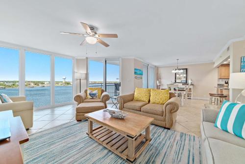 Posezení v ubytování Seaspray Riverside Unit 713