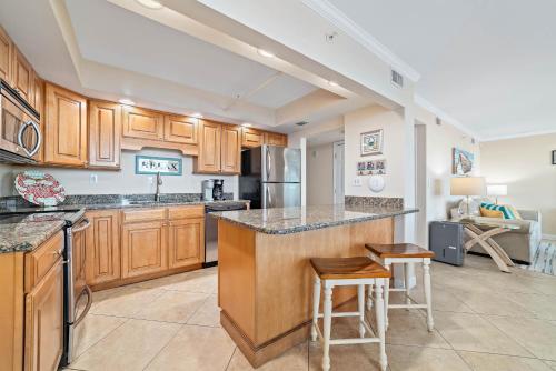 Kuchyň nebo kuchyňský kout v ubytování Seaspray Riverside Unit 713