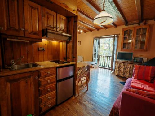 eine Küche mit Spüle und Herd oberen Backofen in der Unterkunft Chimenea y encanto rústico, tu escapada - Cosmos 3 in Pla de l'Ermita